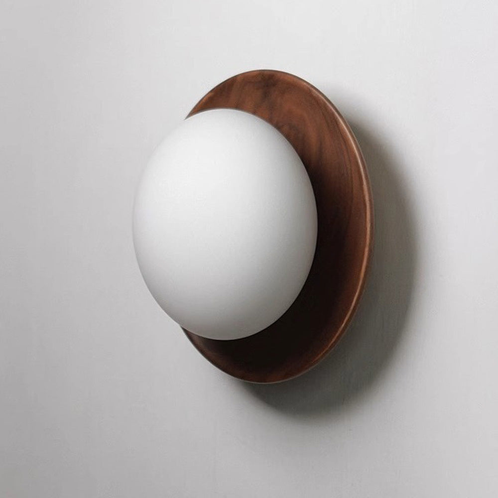 Weiße Wandleuchte aus Naturholz — schlichtes minimalistisches Design