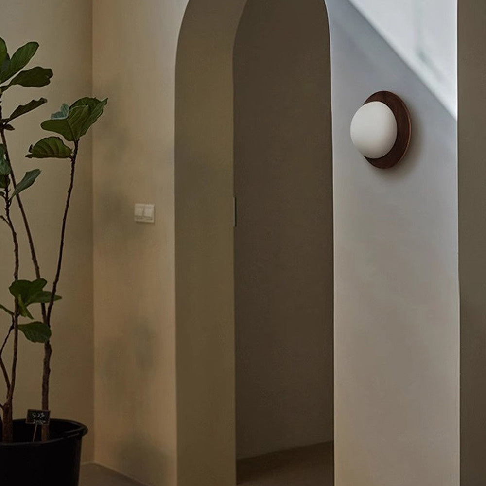 Weiße Wandleuchte aus Naturholz — schlichtes minimalistisches Design