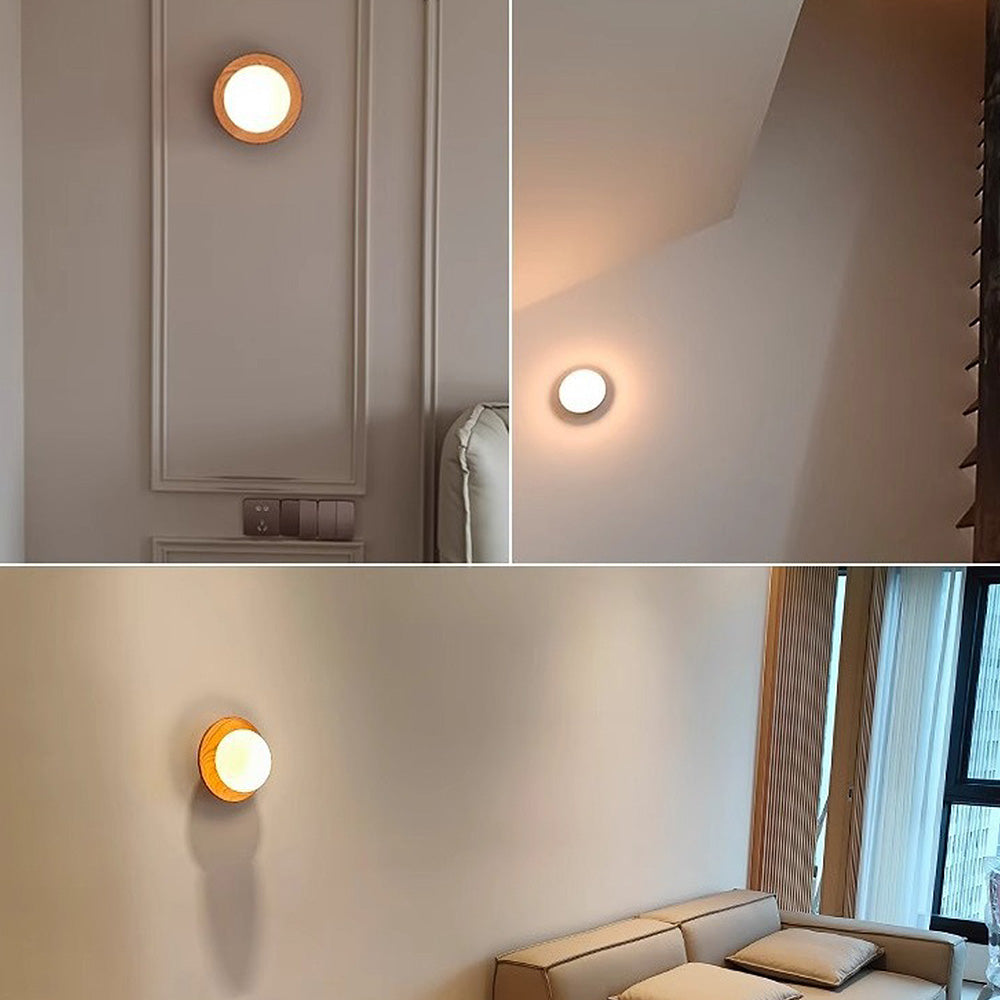 Weiße Wandleuchte aus Naturholz — schlichtes minimalistisches Design