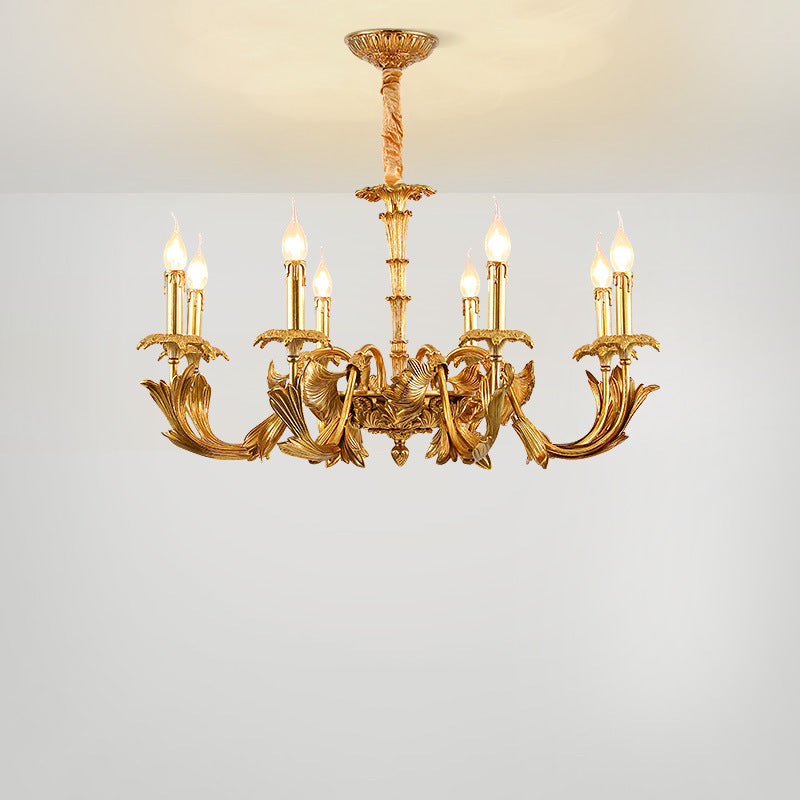 Kronleuchter im Vintage-Stil in Antikgold — anmutig geschwungene Arme, raffinierte Details