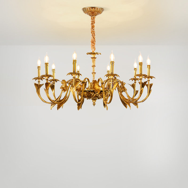 Kronleuchter im Vintage-Stil in Antikgold — anmutig geschwungene Arme, raffinierte Details