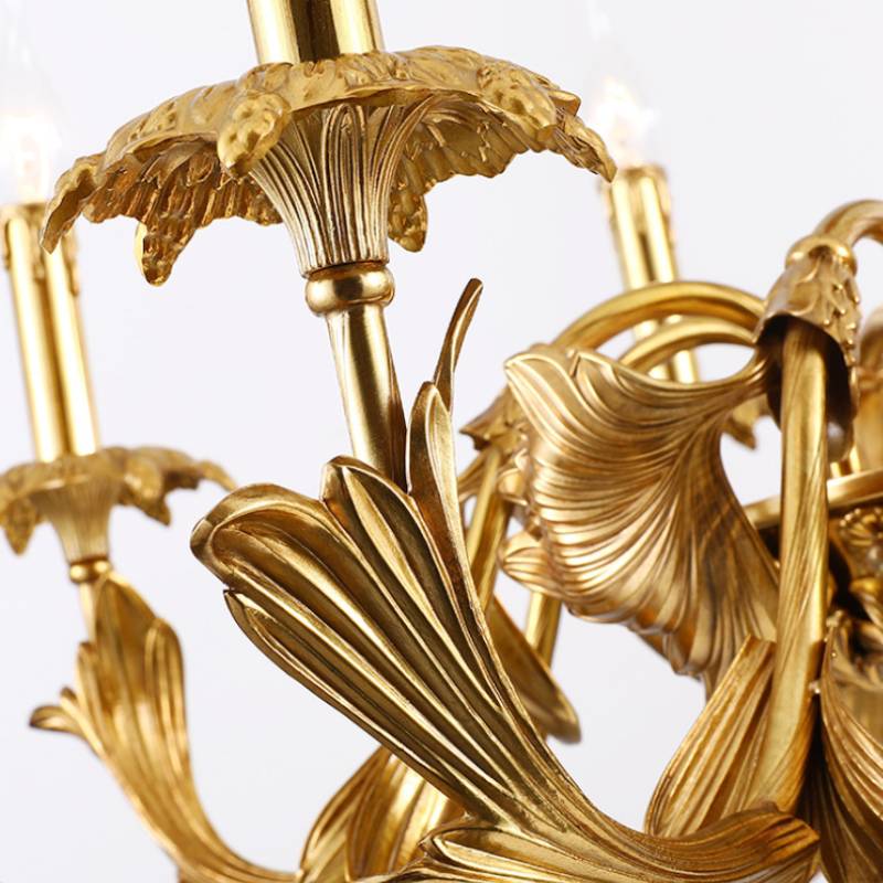 Kronleuchter im Vintage-Stil in Antikgold — anmutig geschwungene Arme, raffinierte Details