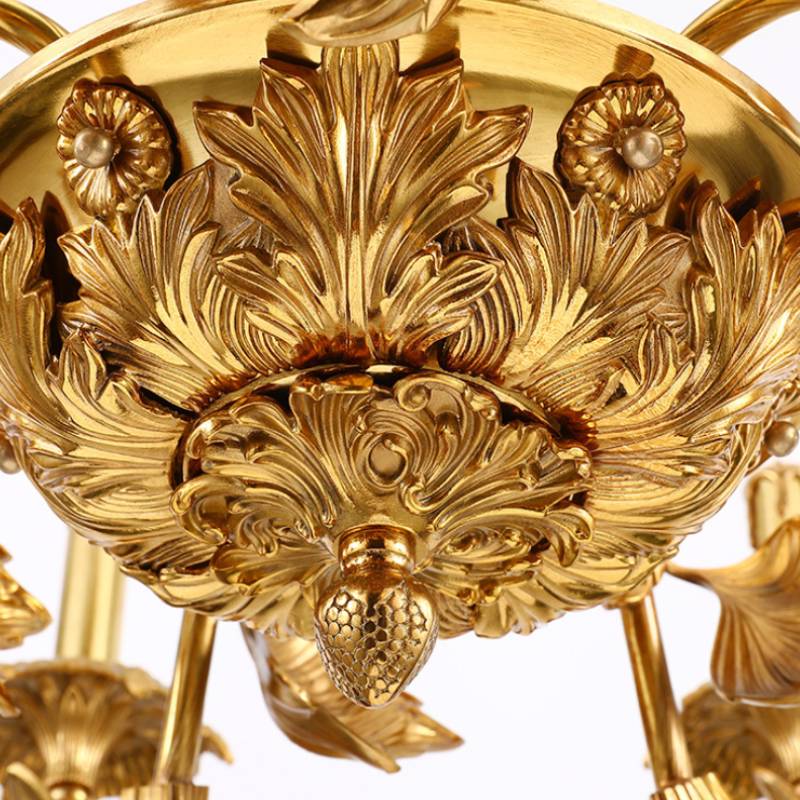 Kronleuchter im Vintage-Stil in Antikgold — anmutig geschwungene Arme, raffinierte Details