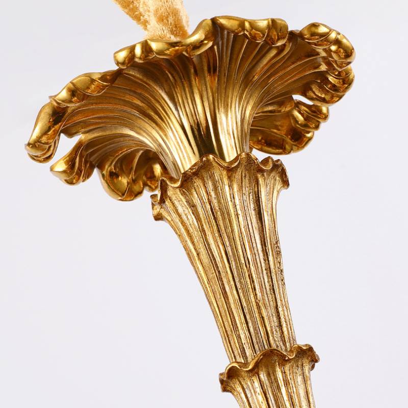 Kronleuchter im Vintage-Stil in Antikgold — anmutig geschwungene Arme, raffinierte Details
