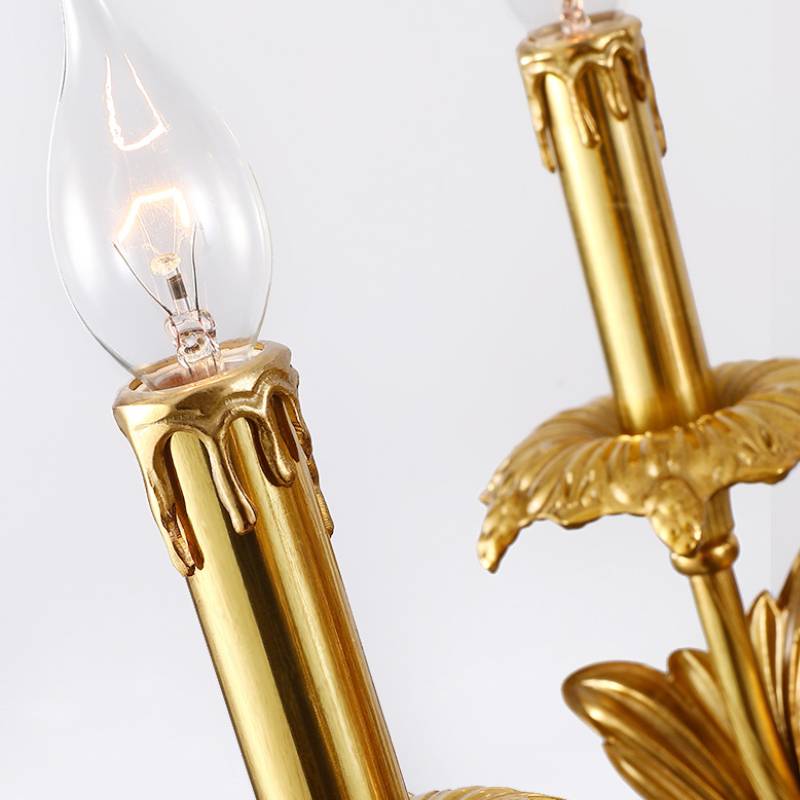 Kronleuchter im Vintage-Stil in Antikgold — anmutig geschwungene Arme, raffinierte Details