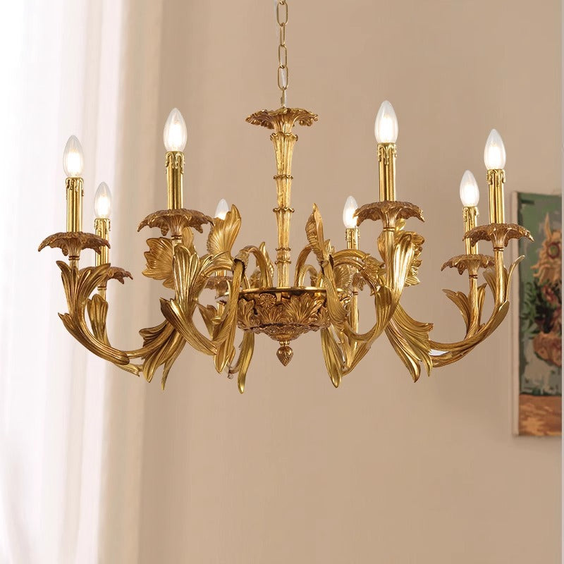 Kronleuchter im Vintage-Stil in Antikgold — anmutig geschwungene Arme, raffinierte Details