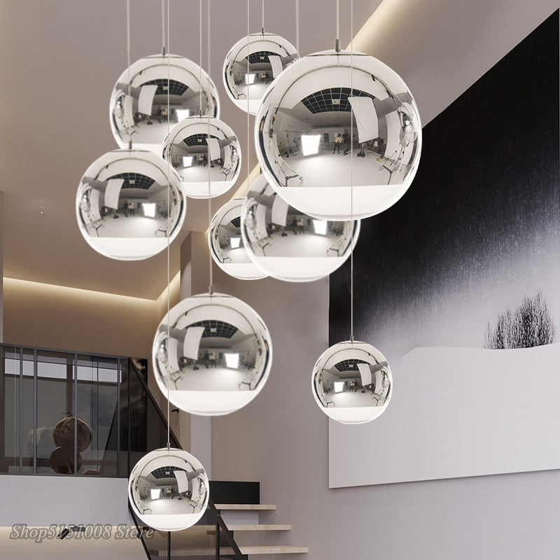 The Berg Pendelleuchte — Zweifarbiges Kugeldesign, silbern