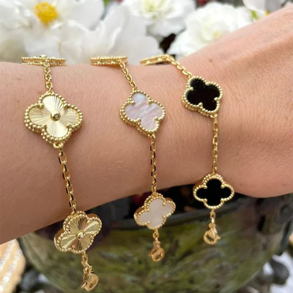 Bracciale con ciondolo a trifoglio Liora — acciaio inossidabile placcato oro, quattro ciondoli floreali