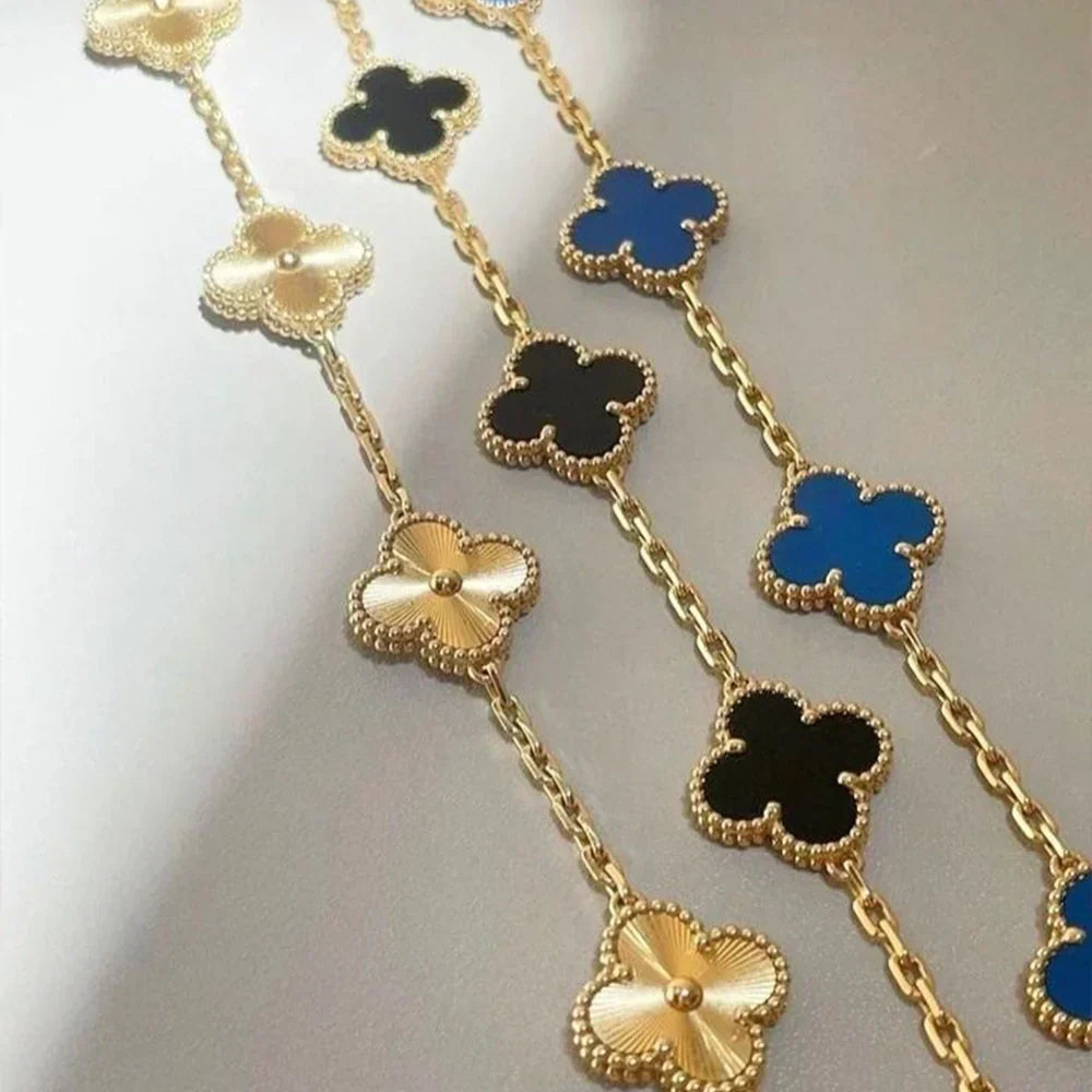 Bracciale con ciondolo a trifoglio Liora — acciaio inossidabile placcato oro, quattro ciondoli floreali