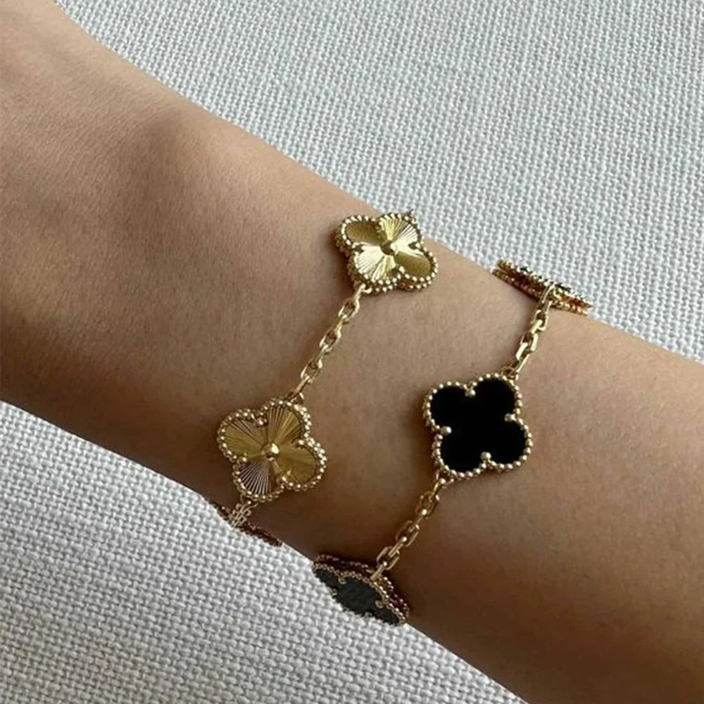 Bracciale con ciondolo a trifoglio Liora — acciaio inossidabile placcato oro, quattro ciondoli floreali