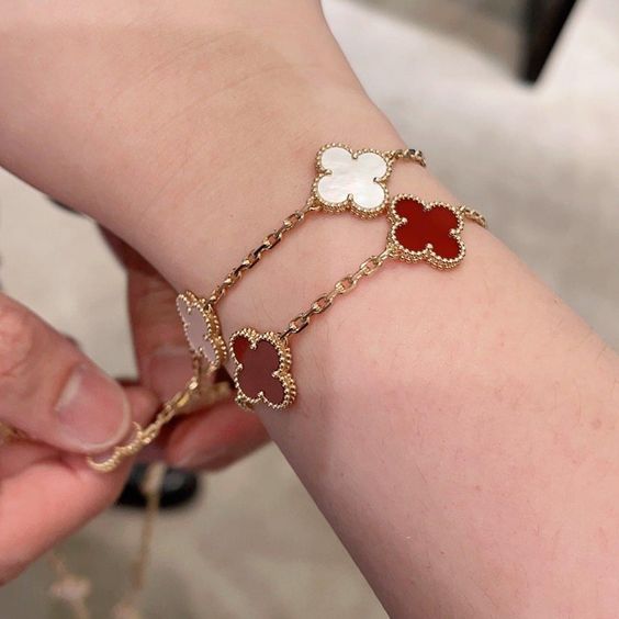 Bracciale con ciondolo a trifoglio Liora — acciaio inossidabile placcato oro, quattro ciondoli floreali