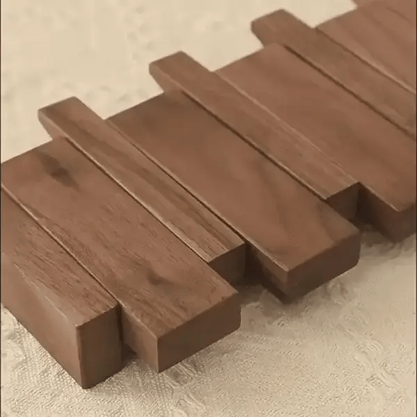 Ručně vyráběný věšák na kabáty Verdehaven Woodcraft HarmoniWood — Silueta inspirovaná klavírem