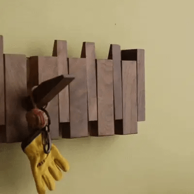 Ručně vyráběný věšák na kabáty Verdehaven Woodcraft HarmoniWood — Silueta inspirovaná klavírem