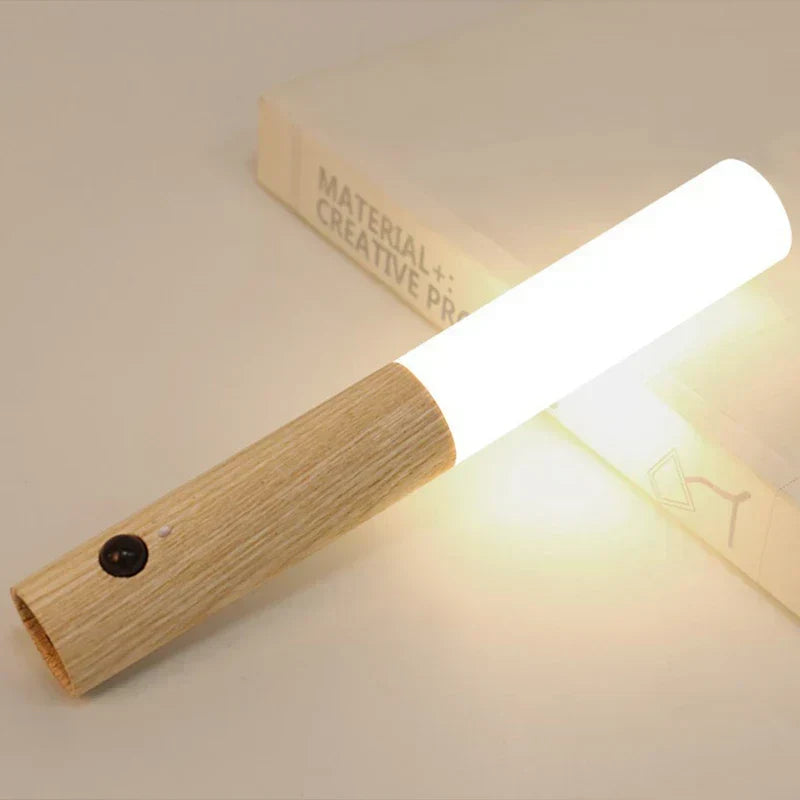 Moderne wiederaufladbare LED-Wandleuchte mit Bewegungssensor