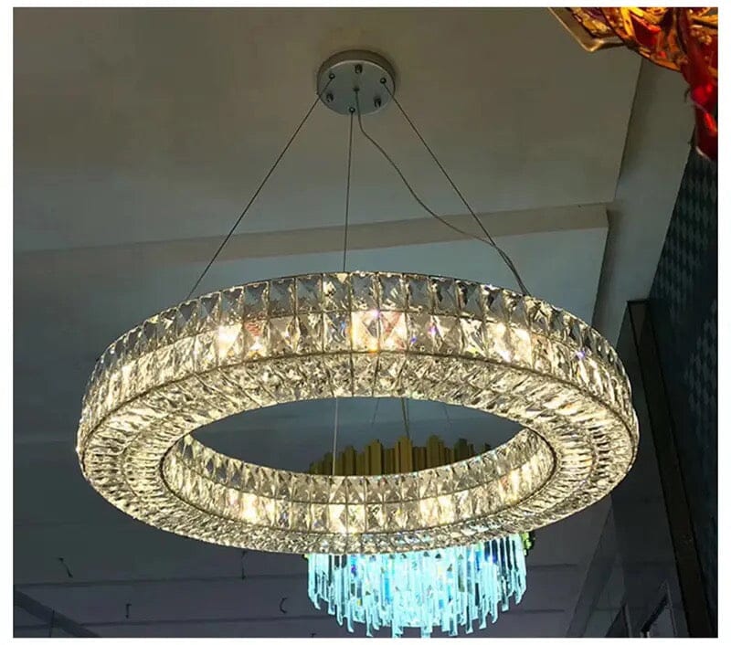 Lustr Phoebe s kroužky - elegantní chromově stříbrná povrchová úprava
