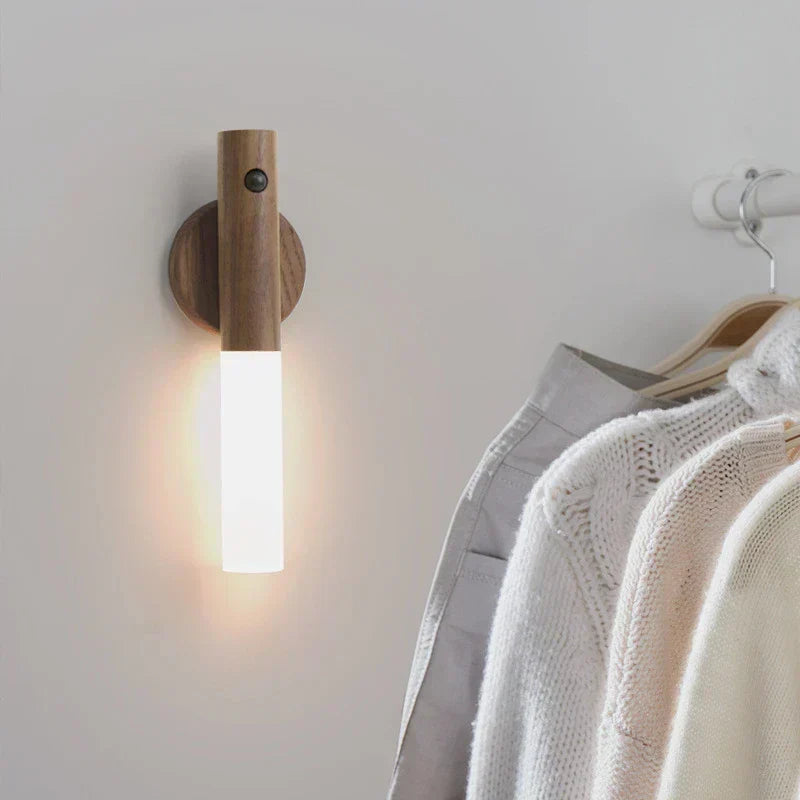 Moderne wiederaufladbare LED-Wandleuchte mit Bewegungssensor
