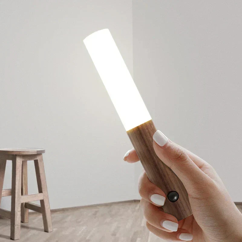 Moderne wiederaufladbare LED-Wandleuchte mit Bewegungssensor