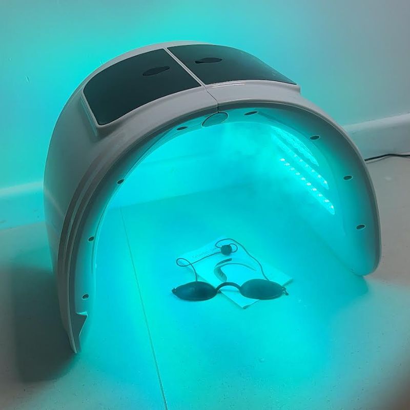 מכשיר LED רפואי לטיפול בעור בעל 7 אורכי גל — תא ספריי לחות מובנה