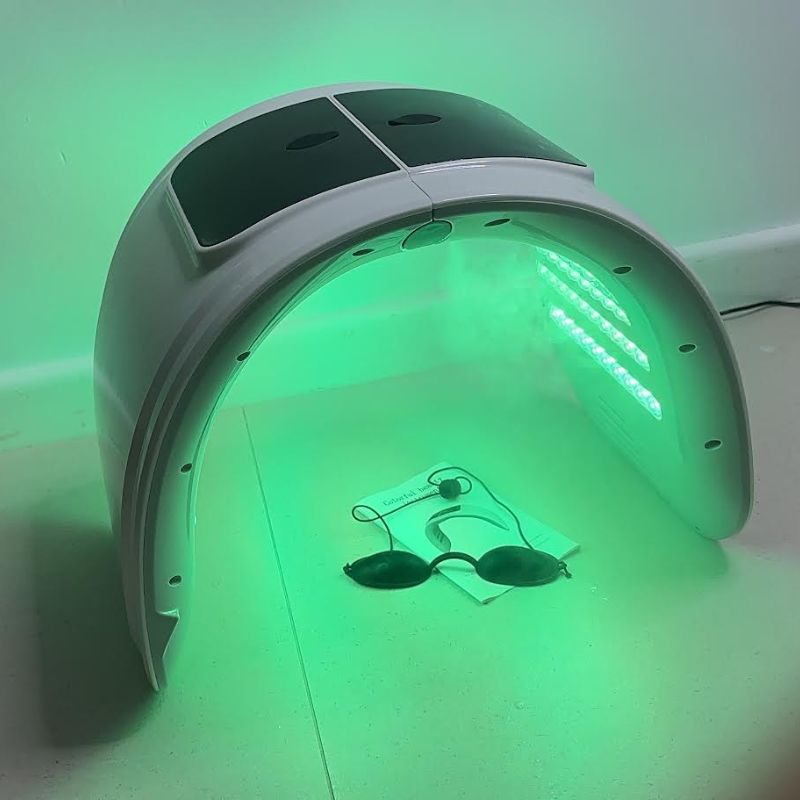 מכשיר LED רפואי לטיפול בעור בעל 7 אורכי גל — תא ספריי לחות מובנה