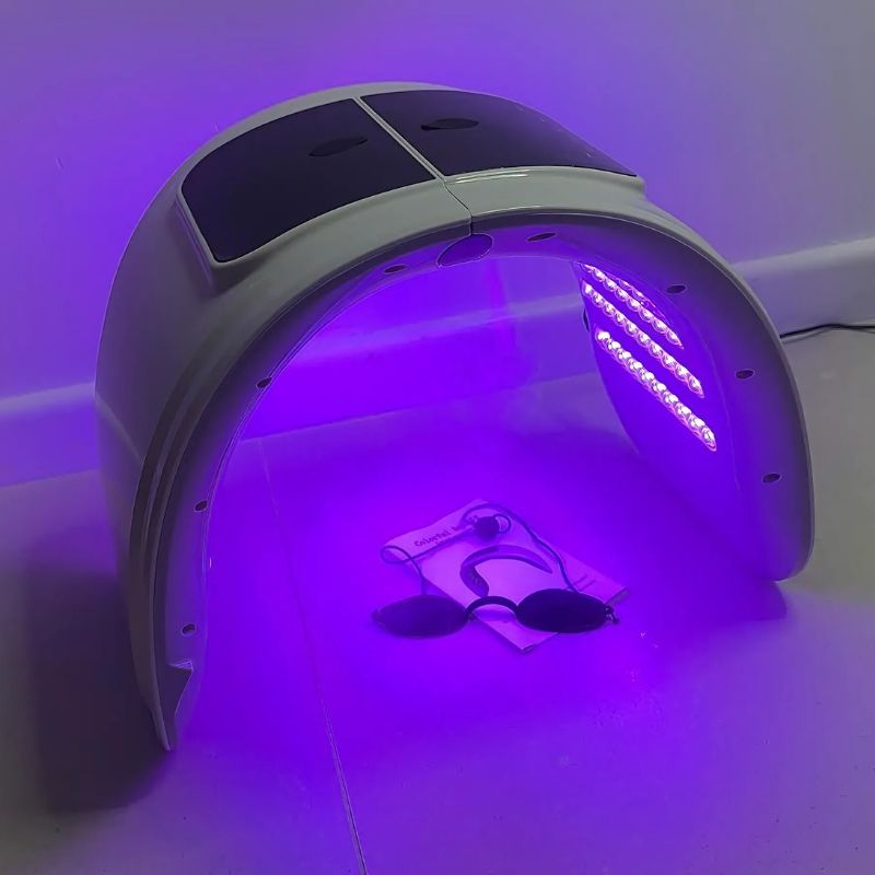 מכשיר LED רפואי לטיפול בעור בעל 7 אורכי גל — תא ספריי לחות מובנה