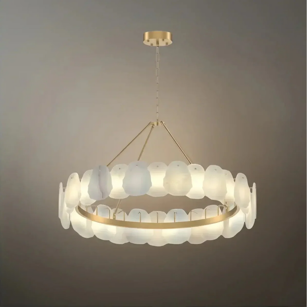 Lujoso candelabro escultórico dorado cepillado - Alabastro en capas y latón moldeado a mano para comedor - Flindria