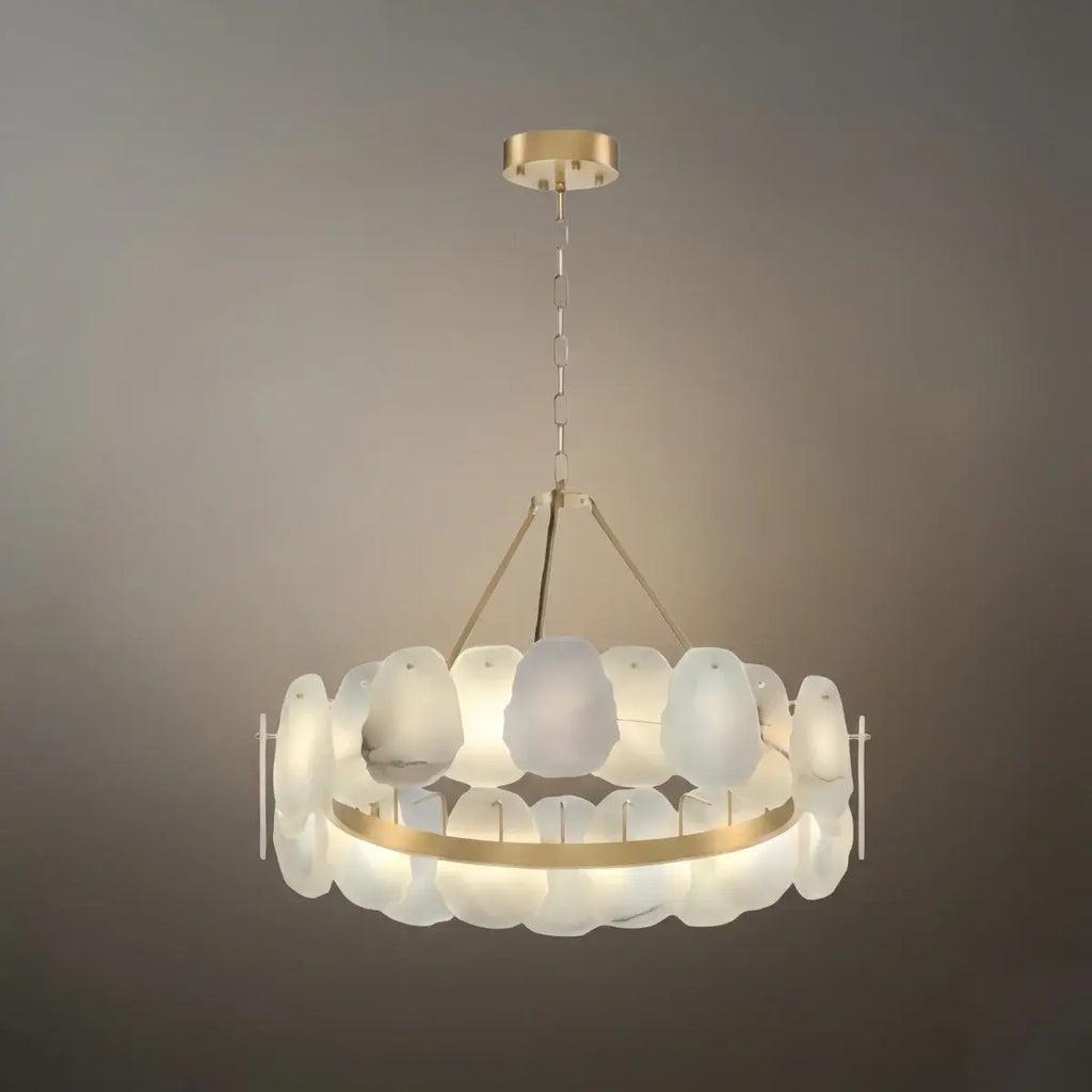 Lujoso candelabro escultórico dorado cepillado - Alabastro en capas y latón moldeado a mano para comedor - Flindria