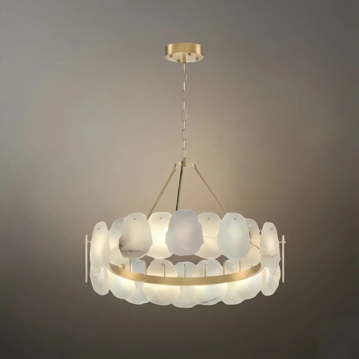 Lujoso candelabro escultórico dorado cepillado - Alabastro en capas y latón moldeado a mano para comedor - Flindria