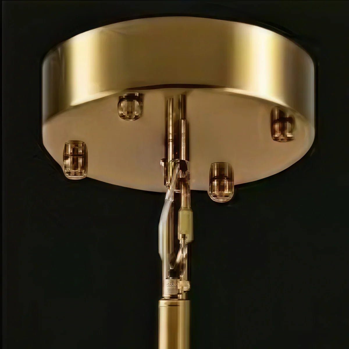 Lujoso candelabro escultórico dorado cepillado - Alabastro en capas y latón moldeado a mano para comedor - Flindria