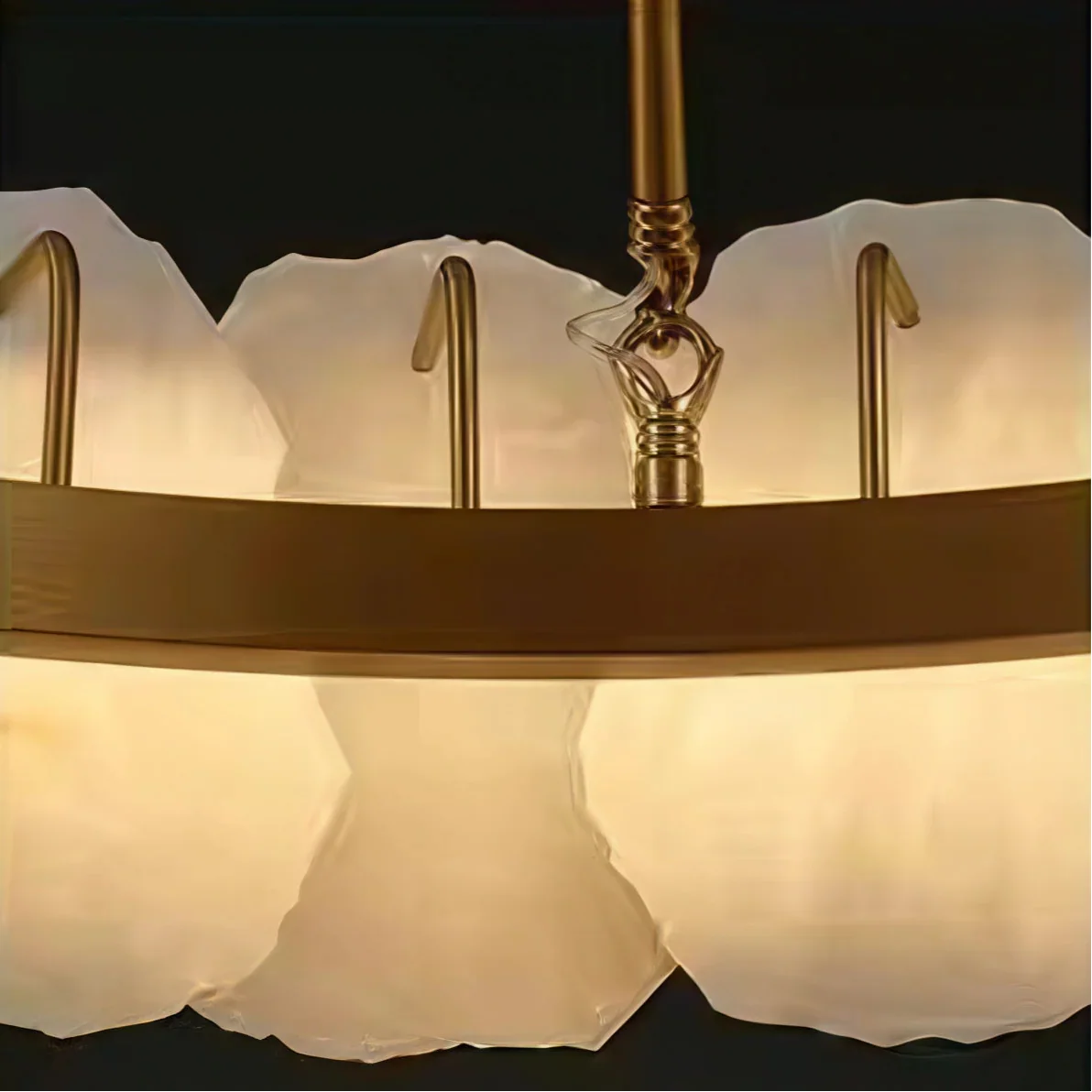 Lujoso candelabro escultórico dorado cepillado - Alabastro en capas y latón moldeado a mano para comedor - Flindria