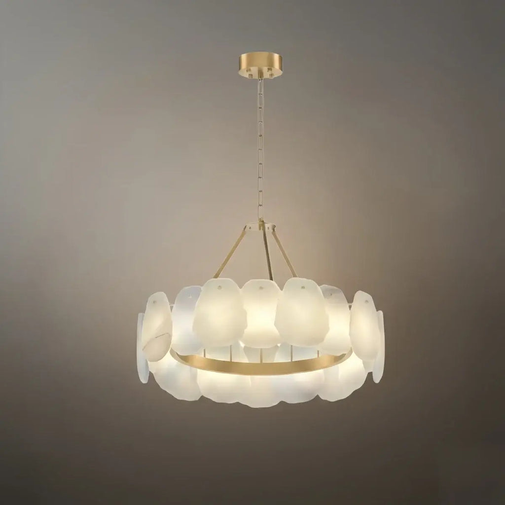 Lujoso candelabro escultórico dorado cepillado - Alabastro en capas y latón moldeado a mano para comedor - Flindria