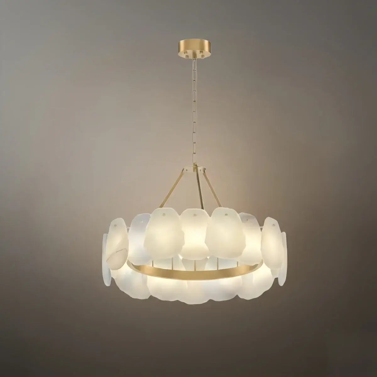 Lujoso candelabro escultórico dorado cepillado - Alabastro en capas y latón moldeado a mano para comedor - Flindria