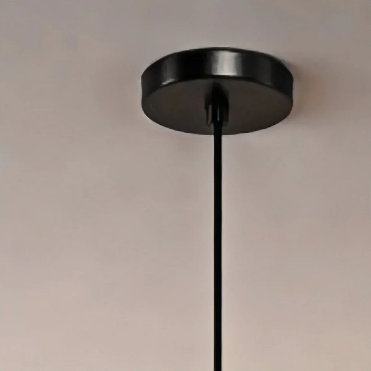 Lámpara colgante de mediados de siglo – Latón macizo en dorado cepillado/negro mate para comedor - Flindria