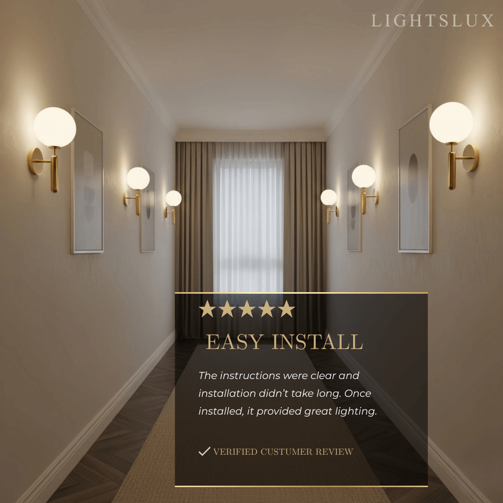Applique murale moderne en laiton massif – Or brossé avec accents en verre lisse pour salon - Flindria
