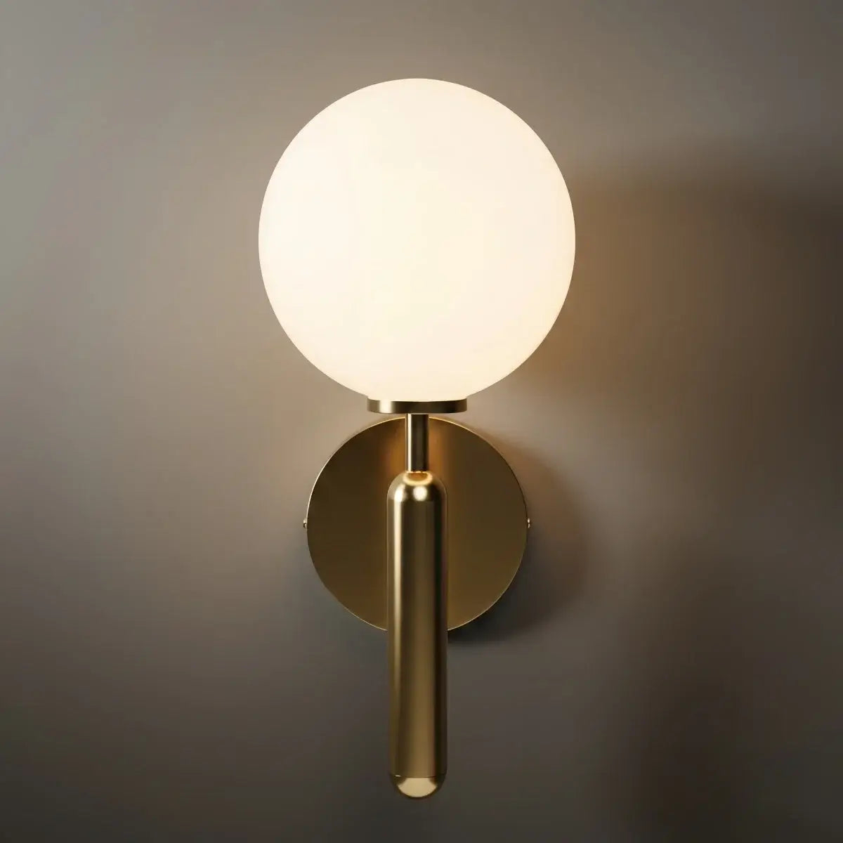 Applique murale moderne en laiton massif – Or brossé avec accents en verre lisse pour salon - Flindria