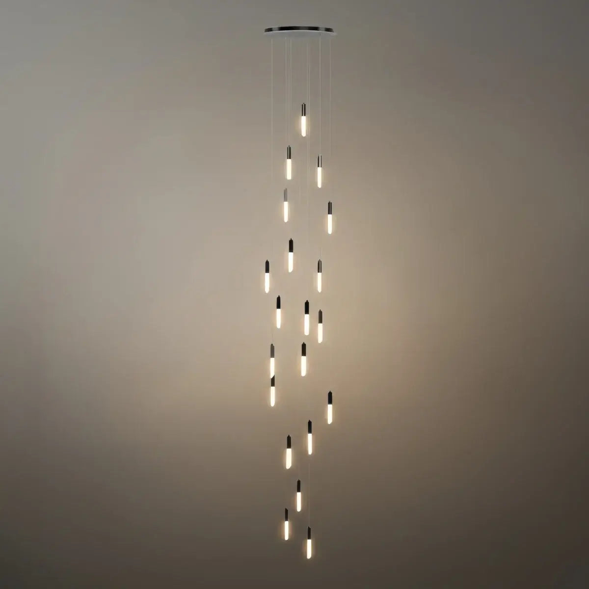 Lámpara de Araña de Cristal en Cascada de Lujo – Luz que Refleja y Refracta para Escalera Brillante - Flindria