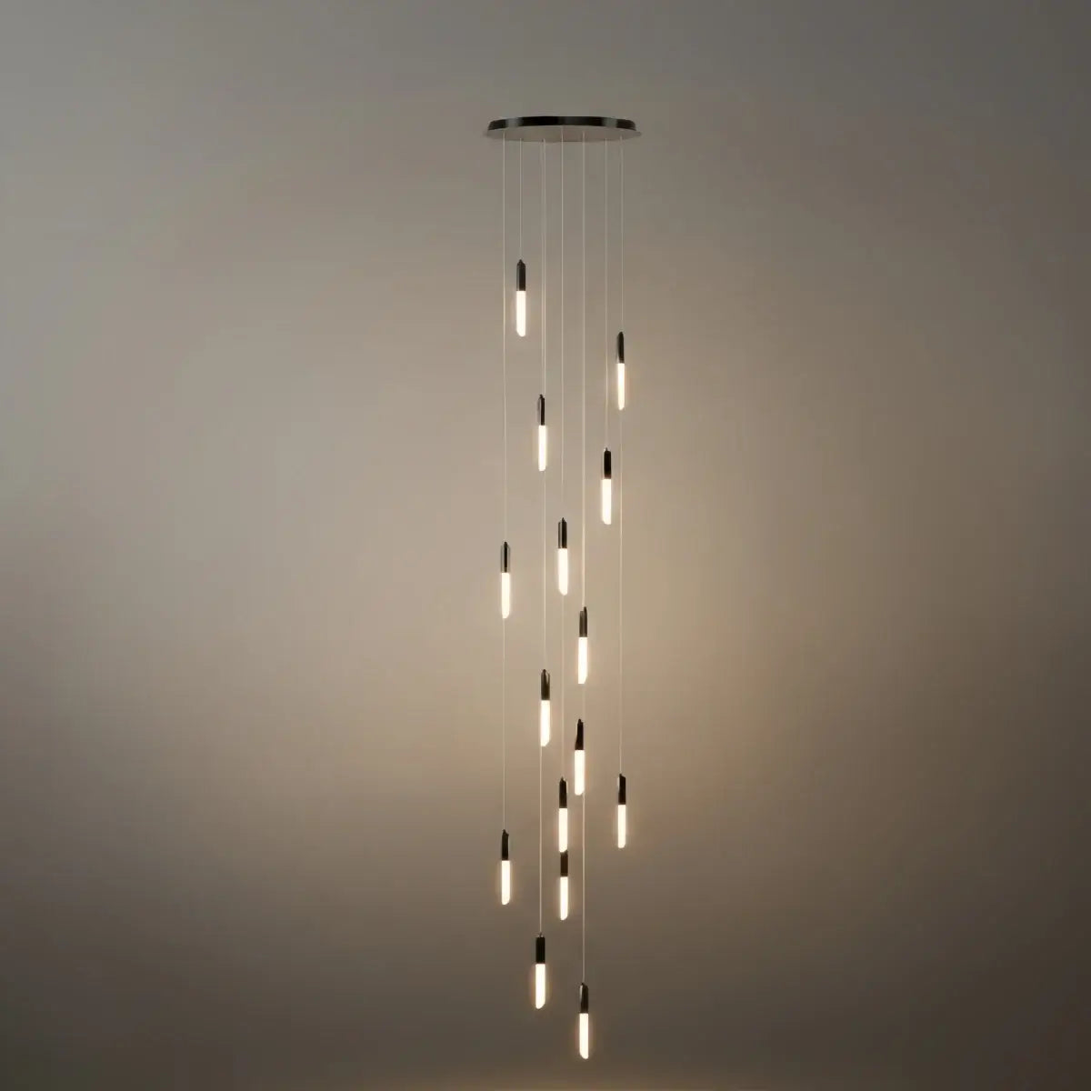 Lámpara de Araña de Cristal en Cascada de Lujo – Luz que Refleja y Refracta para Escalera Brillante - Flindria