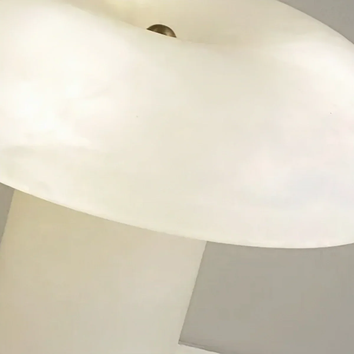 Moderne Bordlampe – Alabaster & Rustfrit Stål Rund til Seng eller Skrivebord - Flindria