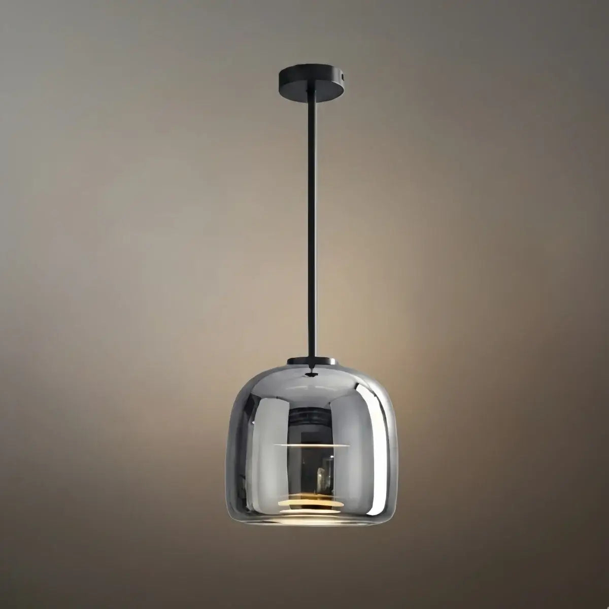 Moderne håndblæst pendellampe — røget glas og metalaccent til køkkenø - Flindria