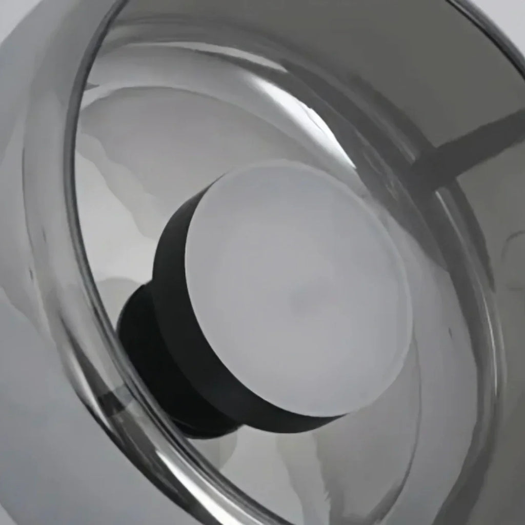Moderne håndblæst pendellampe — røget glas og metalaccent til køkkenø - Flindria