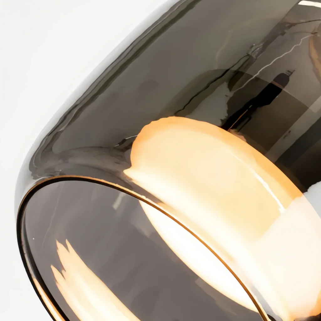 Moderne håndblæst pendellampe — røget glas og metalaccent til køkkenø - Flindria