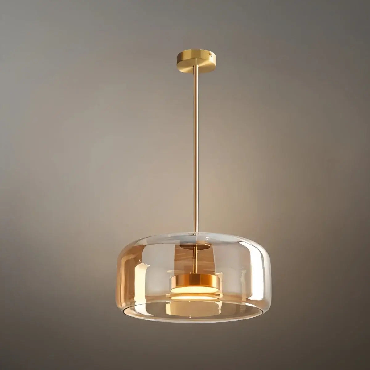 Moderne håndblæst pendellampe — røget glas og metalaccent til køkkenø - Flindria