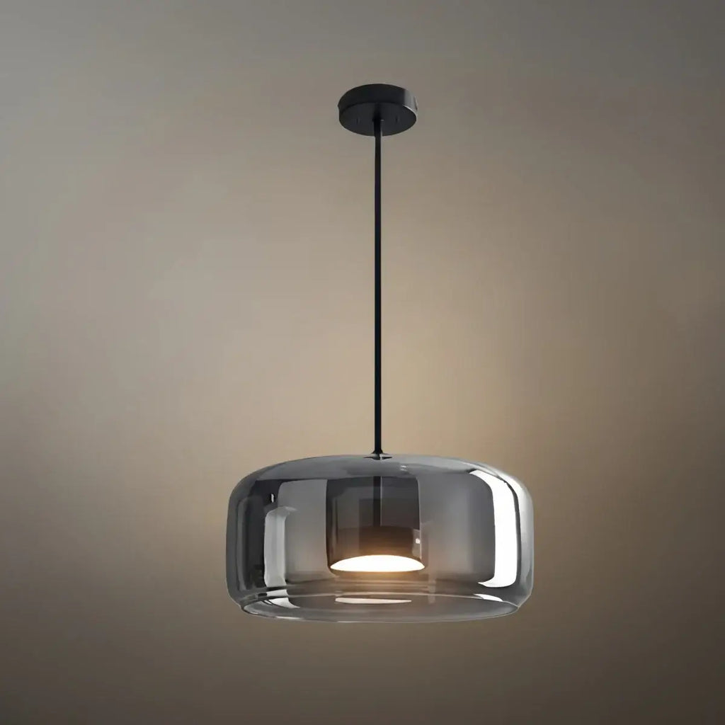 Moderne håndblæst pendellampe — røget glas og metalaccent til køkkenø - Flindria