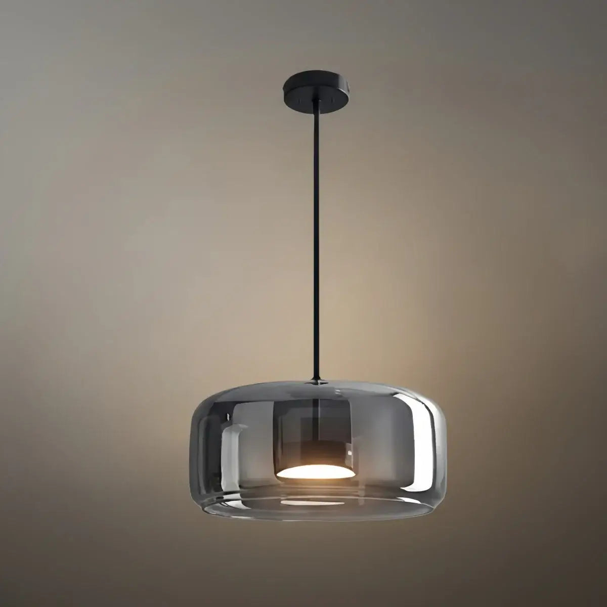 Moderne håndblæst pendellampe — røget glas og metalaccent til køkkenø - Flindria