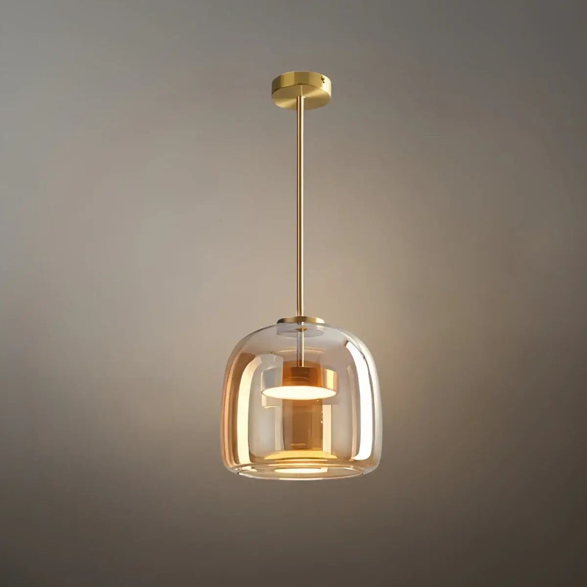 Moderne håndblæst pendellampe — røget glas og metalaccent til køkkenø - Flindria