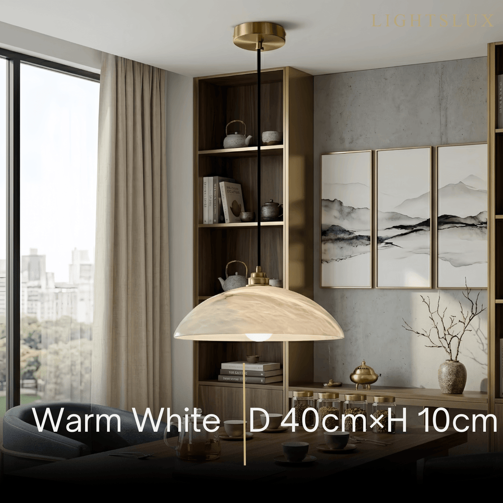 Lámpara colgante minimalista tipo cúpula — Alabastro tallado y latón pulido para comedor - Flindria
