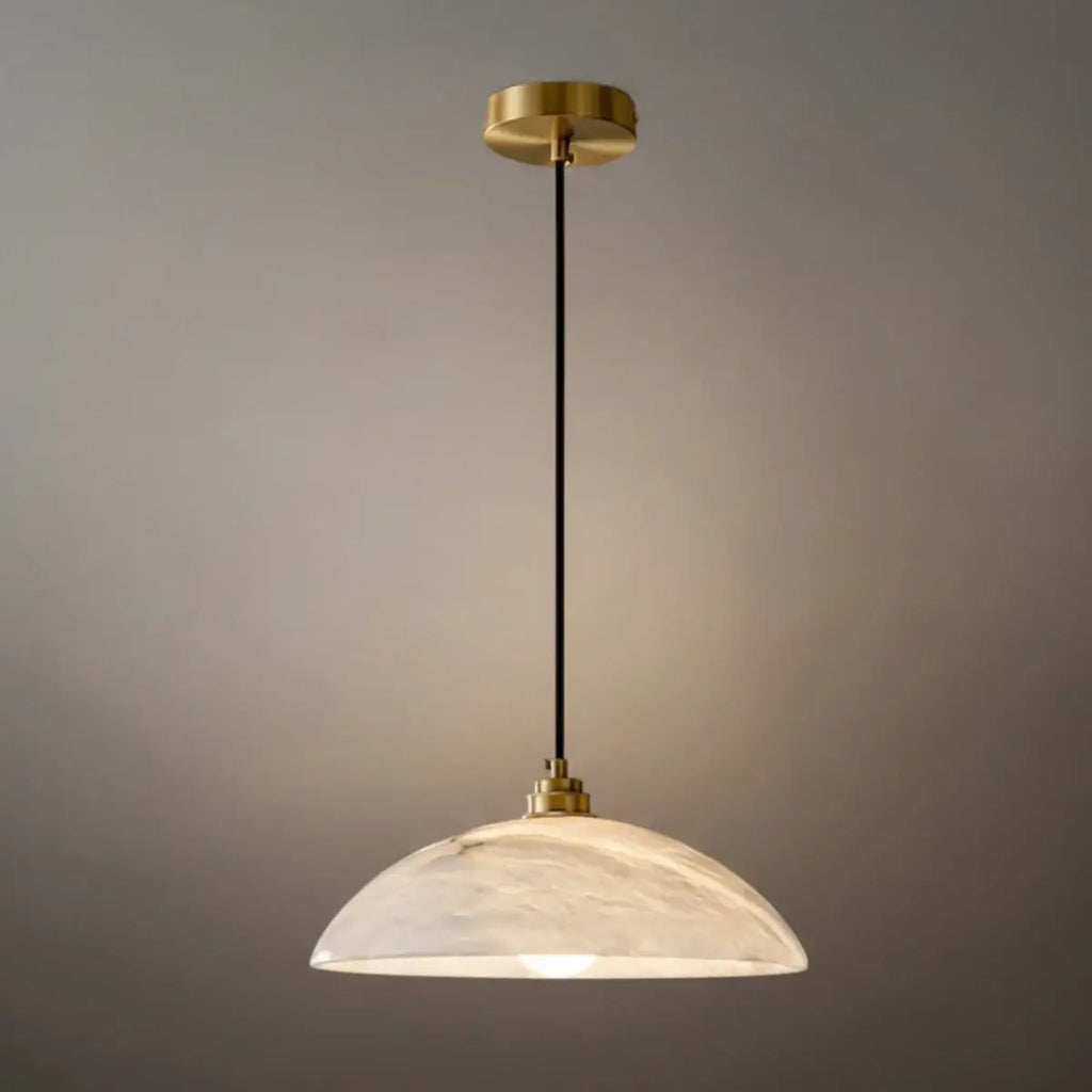 Lámpara colgante minimalista tipo cúpula — Alabastro tallado y latón pulido para comedor - Flindria
