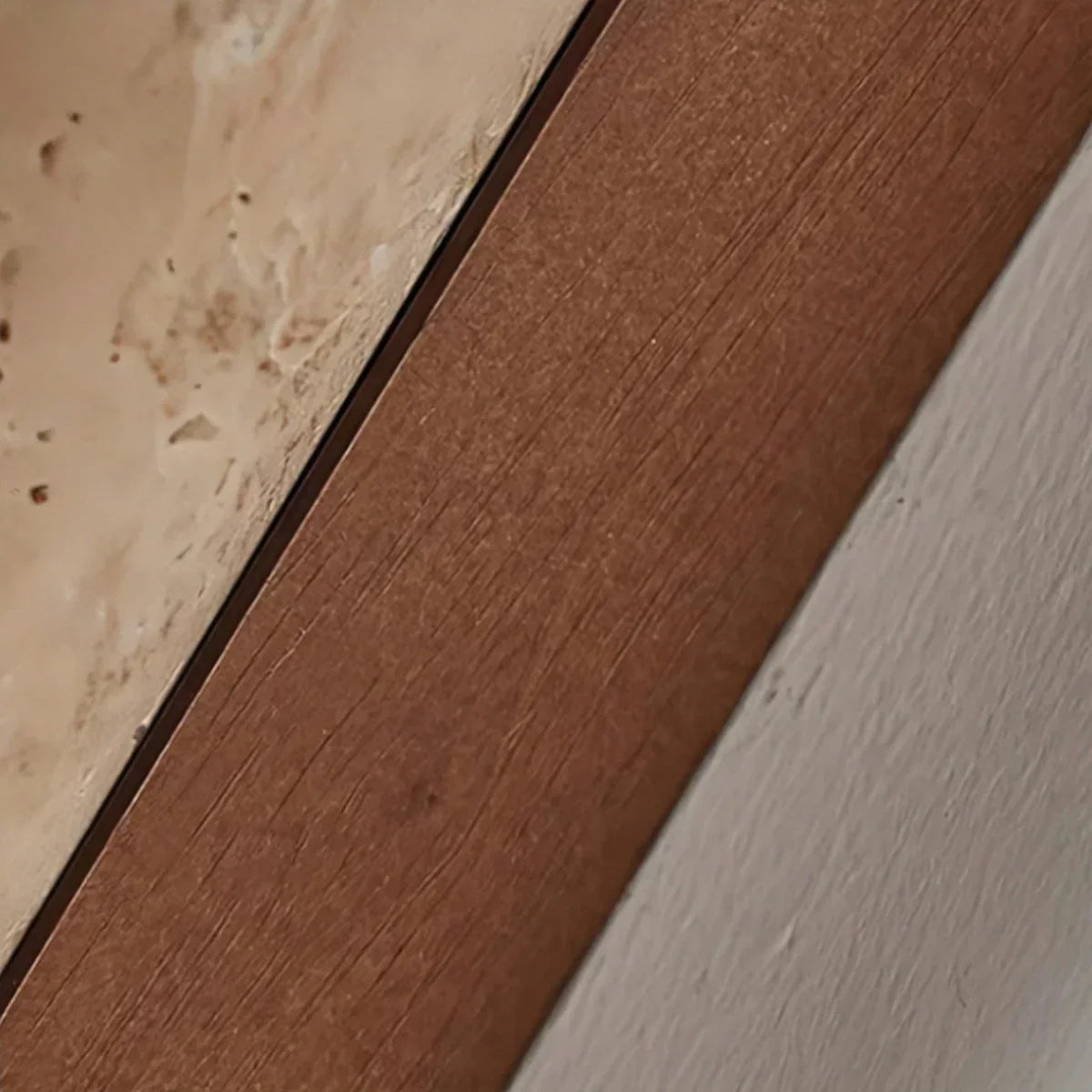 Minimalistische Travertijn Wandlamp – Gele Natuursteen & Walnoot Achterplaat - Flindria