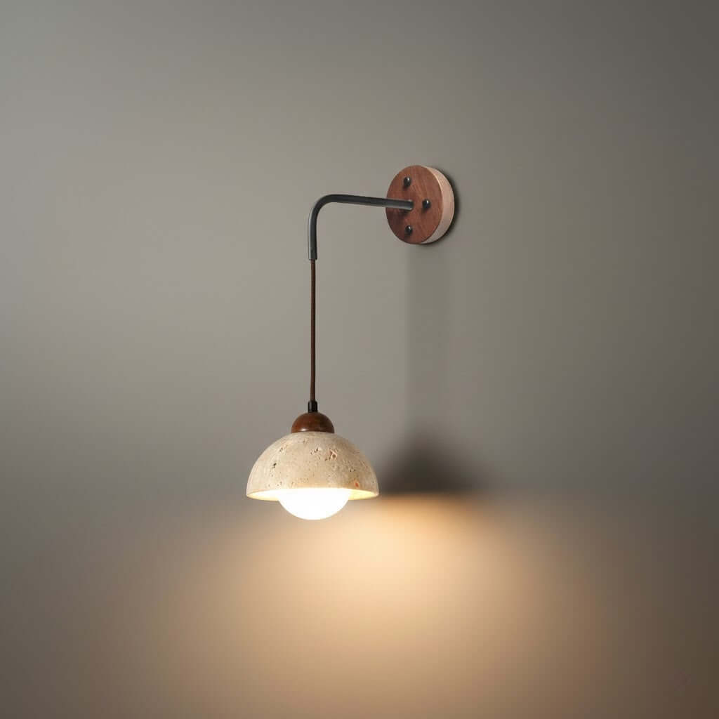 Lámpara de pared orgánica — Pantalla de travertino con casquillo de madera de nogal para mesita de noche - Flindria