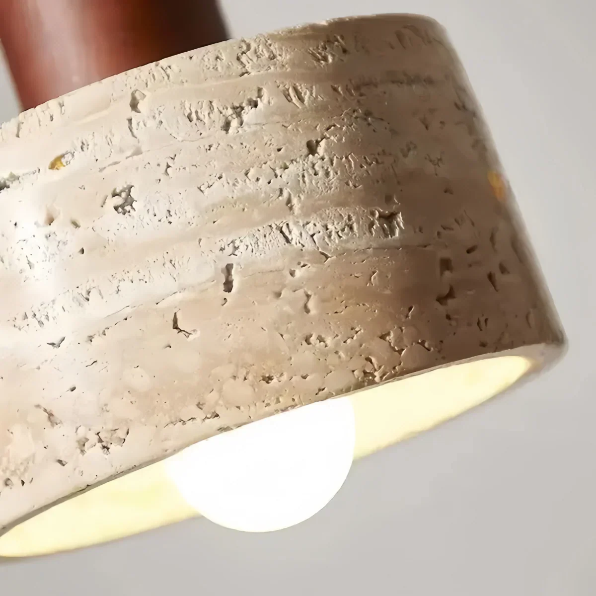 Lámpara de pared orgánica — Pantalla de travertino con casquillo de madera de nogal para mesita de noche - Flindria