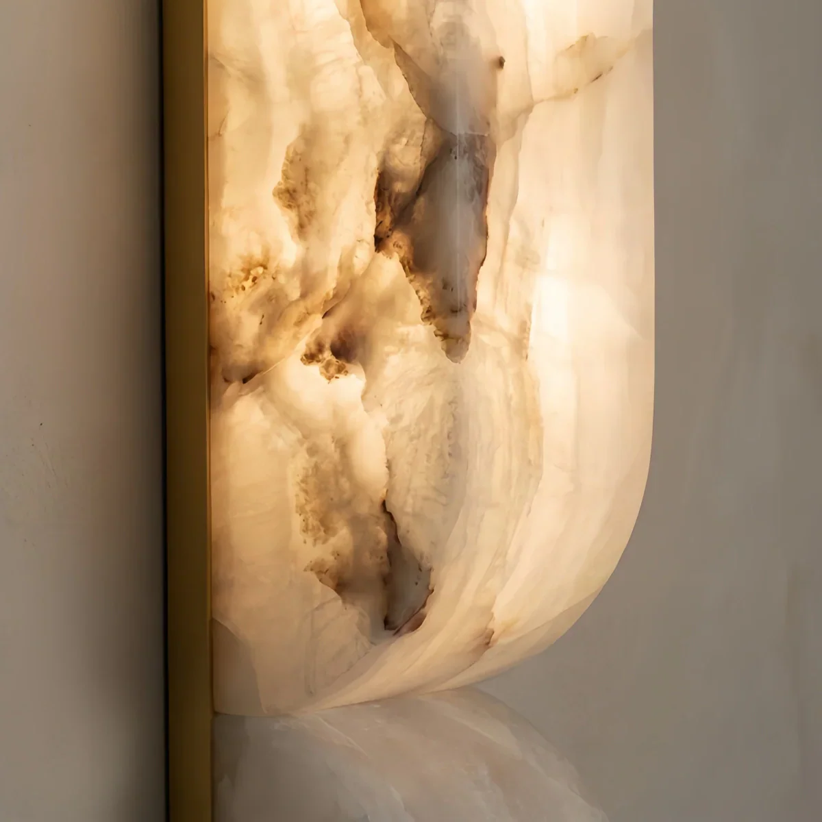 Modern Alabaster Wall Sconce – LED Stone Wall Light in Gold or Black for Living Room - Flindria
